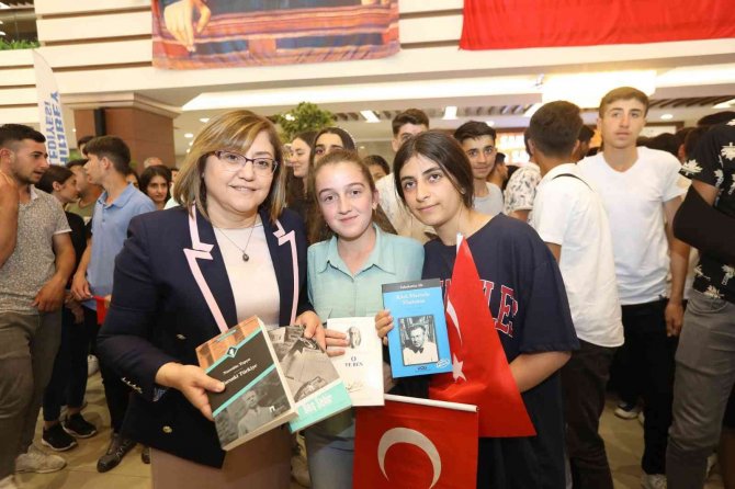 Bakan Özer: “Kütüphanelerdeki Kitap Sayısını 70 Milyona Çıkarmanın Mutluluğunu Yaşıyoruz”