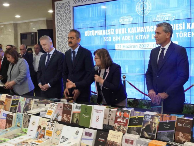 Bakan Özer: “Kütüphanelerdeki Kitap Sayısını 70 Milyona Çıkarmanın Mutluluğunu Yaşıyoruz”