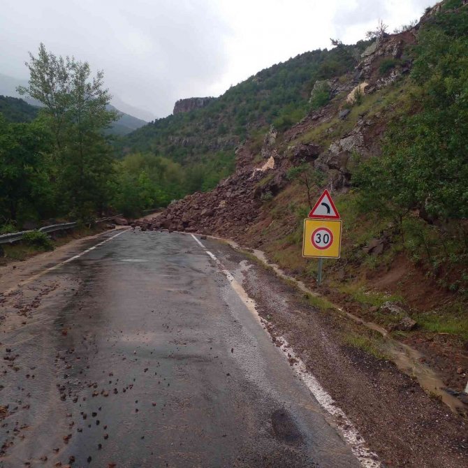 Kıbrıscık’ta Yağmur Sebebiyle Kayan Toprak Yolu Kapattı