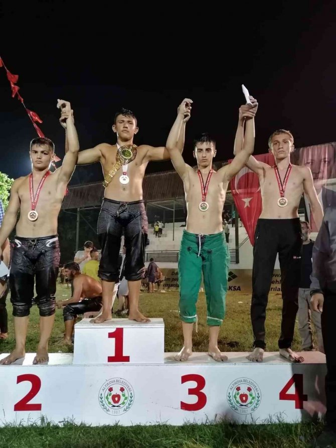 Bursa Büyükşehir Belediyesporlu Yağlı Güreşçilerden 4 Organizasyonda 10 Madalya