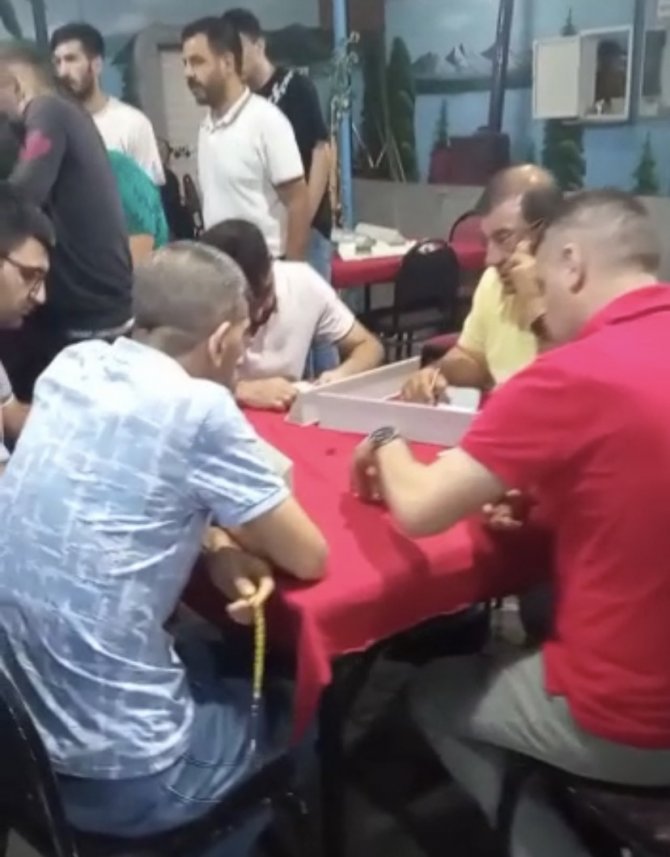 Bursa’da Sara Nöbeti Geçiren Adama Aldırmadılar, Okey Oynamaya Devam Ettiler
