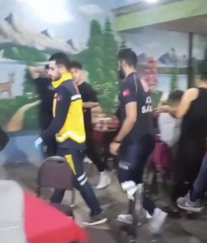 Bursa’da Sara Nöbeti Geçiren Adama Aldırmadılar, Okey Oynamaya Devam Ettiler