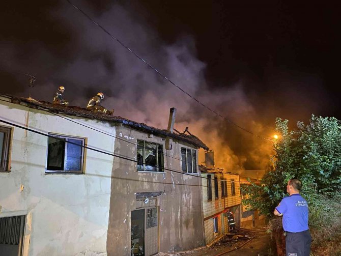 Bursa’da Tekstil Atölyesinde Yangın Çıktı: 2 Ev Kül Oldu