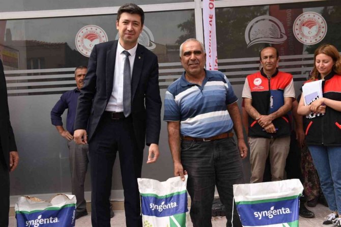 Büyükşehir’den Bin Çiftçiye Tohum Desteği