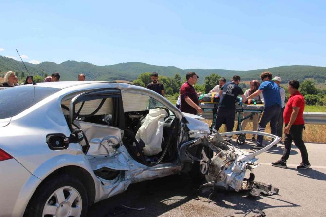 Kontrolden Çıkan Otomobil Bariyerlere Çarptı: 1 Ölü, 1 Yaralı