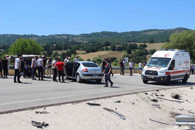 Kontrolden Çıkan Otomobil Bariyerlere Çarptı: 1 Ölü, 1 Yaralı