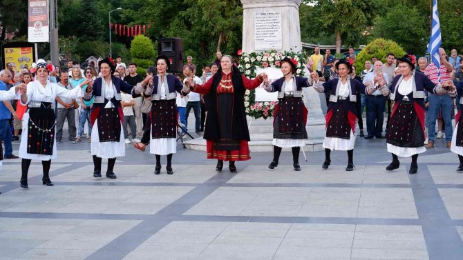 Yerli Ve Yabancı Halk Dans Gruplarının Gösterileri İlgiyle İzlendi