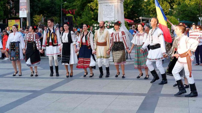 Yerli Ve Yabancı Halk Dans Gruplarının Gösterileri İlgiyle İzlendi