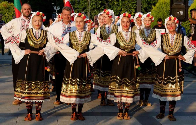 Yerli Ve Yabancı Halk Dans Gruplarının Gösterileri İlgiyle İzlendi