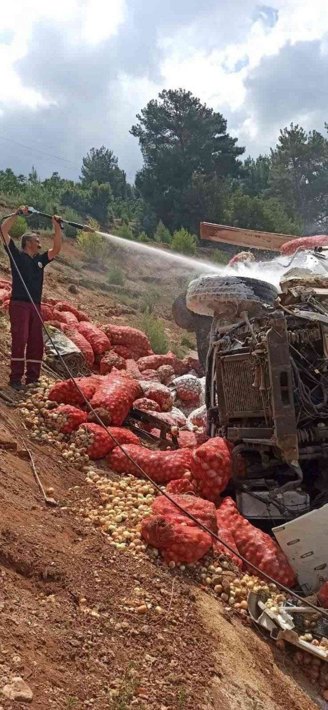 Tonlarca Soğan Devrilen Kamyondan Yola Saçıldı