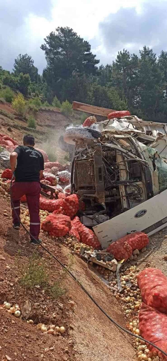 Tonlarca Soğan Devrilen Kamyondan Yola Saçıldı