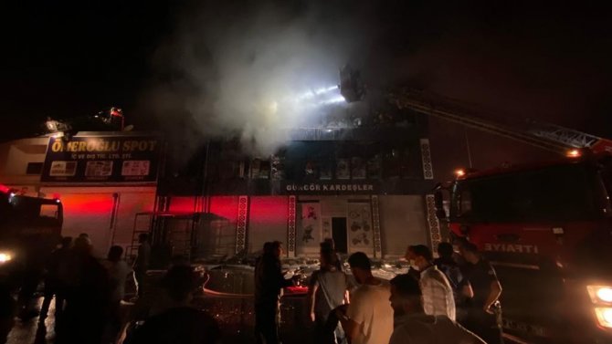 Diyarbakır’da Gıda Toptancılar Sitesinde Yangın: Söndürme Çalışmaları Devam Ediyor