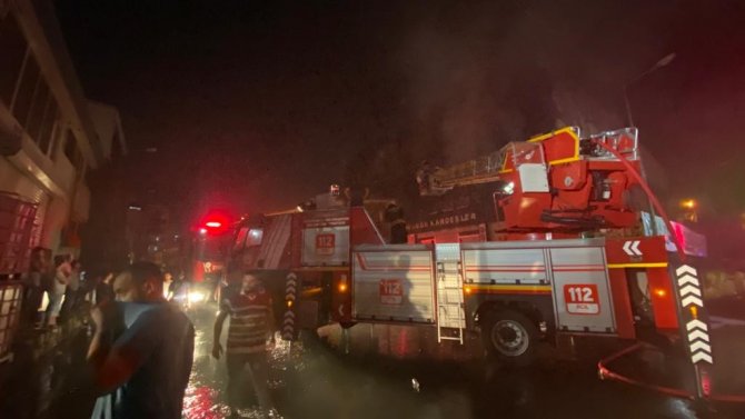 Diyarbakır’da Gıda Toptancılar Sitesinde Yangın: Söndürme Çalışmaları Devam Ediyor