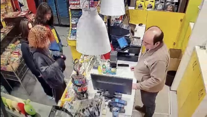 İ̇stanbul’da İlginç Dolandırıcılık: İ̇ki Kardeş Kredi Kartını Markette Kullanınca Yakalandı