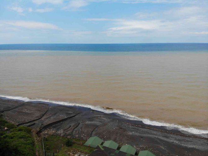 Karadeniz’in Rengi Değişti, Görüntü Şaşkına Çevirdi