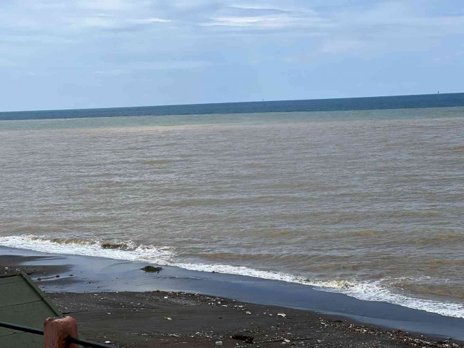 Karadeniz’in Rengi Değişti, Görüntü Şaşkına Çevirdi