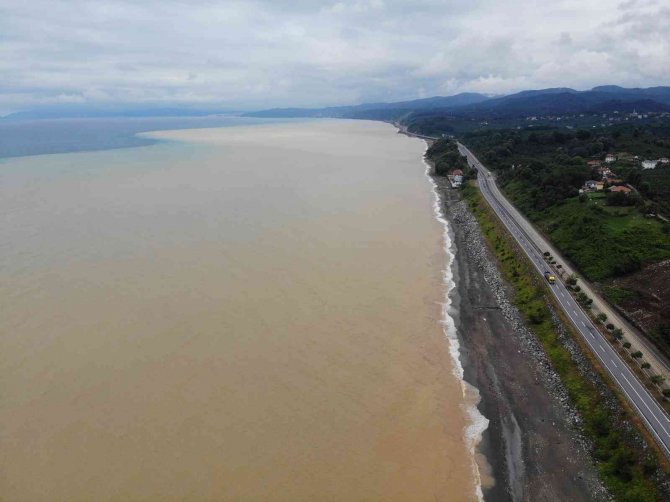 Karadeniz’in Rengi Değişti, Görüntü Şaşkına Çevirdi