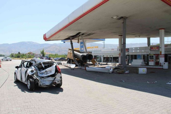 Elazığ’da Facianın Eşiğinden Dönüldü, Otomobile Çarpan Kamyon Akaryakıt İstasyonuna Girdi: 5 Yaralı