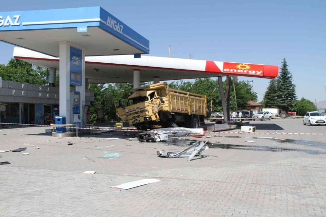Elazığ’da Facianın Eşiğinden Dönüldü, Otomobile Çarpan Kamyon Akaryakıt İstasyonuna Girdi: 5 Yaralı