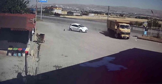 Elazığ’da Kamyonun Akaryakıt İstasyonuna Girme Anı Saniye Saniye Güvenlik Kameralarına Yansıdı