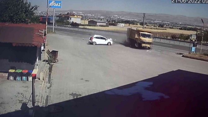 Elazığ’da Kamyonun Akaryakıt İstasyonuna Girme Anı Saniye Saniye Güvenlik Kameralarına Yansıdı