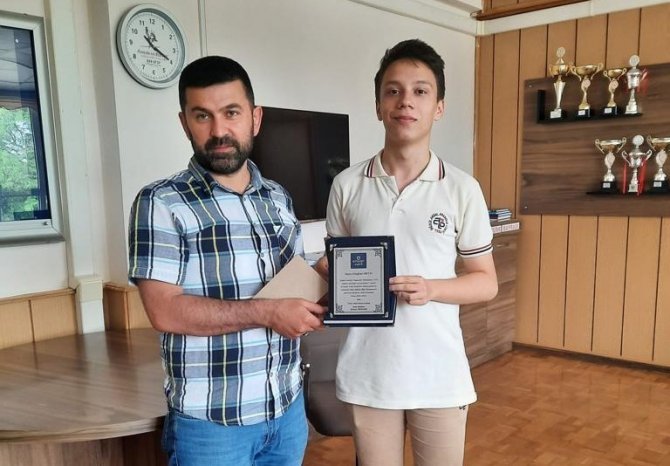 Sana Emanet Bilgi Yarışmasını Kazanan Oktay Ödülünü Aldı