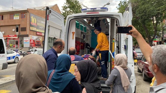 Erzincan’da Başına Çatı Parçası Düşen Kadın Yaralandı
