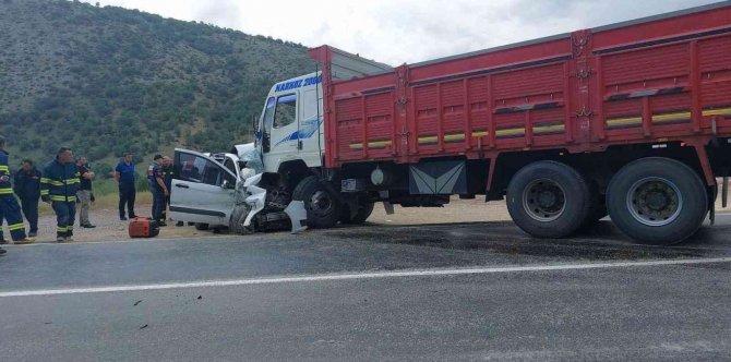 Eskişehir’de Kamyon Ve Kamyonet Çarpıştı: 1 Ölü 1 Yaralı