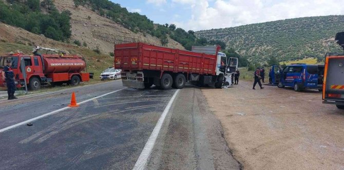 Eskişehir’de Kamyon Ve Kamyonet Çarpıştı: 1 Ölü 1 Yaralı