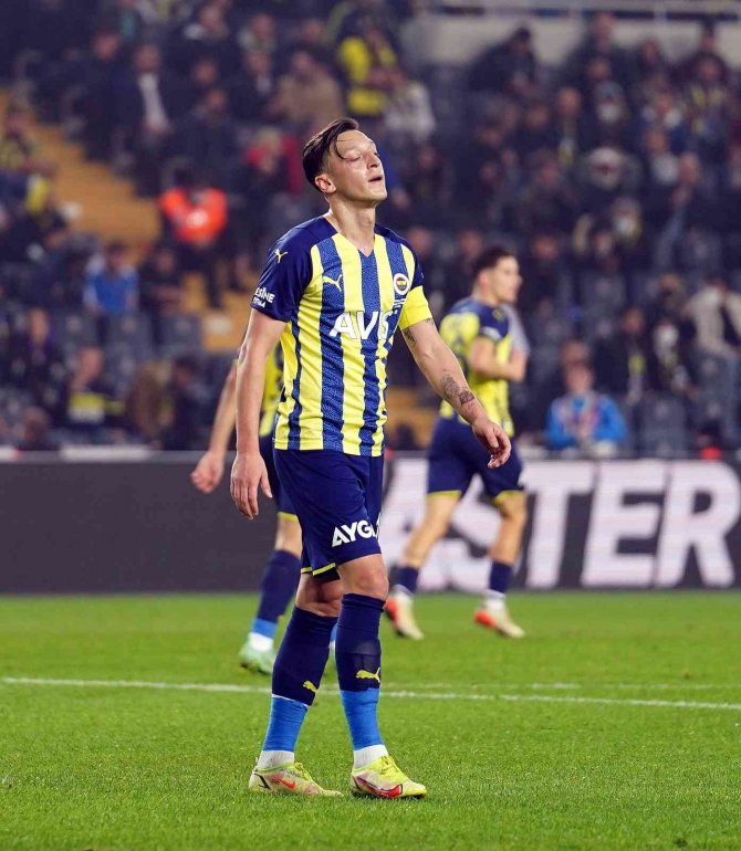 Fenerbahçe’de Mesut Özil Bilmecesi
