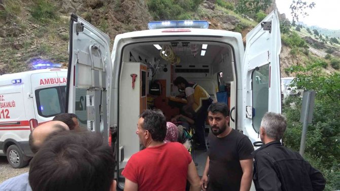 Gümüşhane’de İşçileri Taşıyan Kamyonet Köprüden Düştü: 4 Yaralı