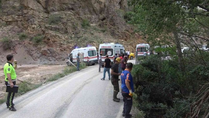 Gümüşhane’de İşçileri Taşıyan Kamyonet Köprüden Düştü: 4 Yaralı