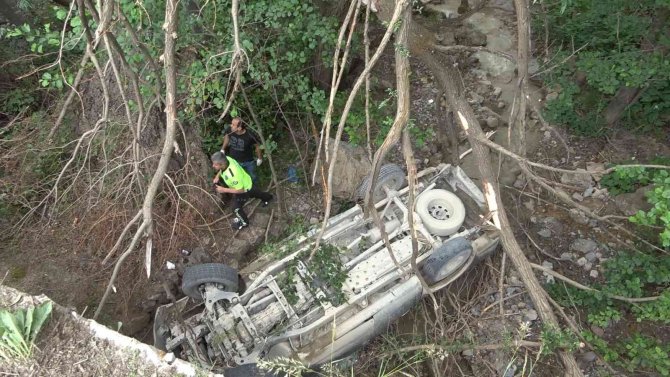 Gümüşhane’de İşçileri Taşıyan Kamyonet Köprüden Düştü: 4 Yaralı