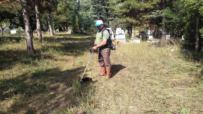 Hisarcık Mezarlığında Yabani Ot Temizliği