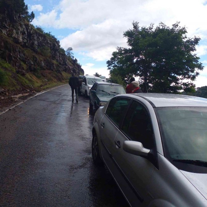 Kıbrıscık’ta Yağmur Sebebiyle Kayan Toprak Yolu Kapattı