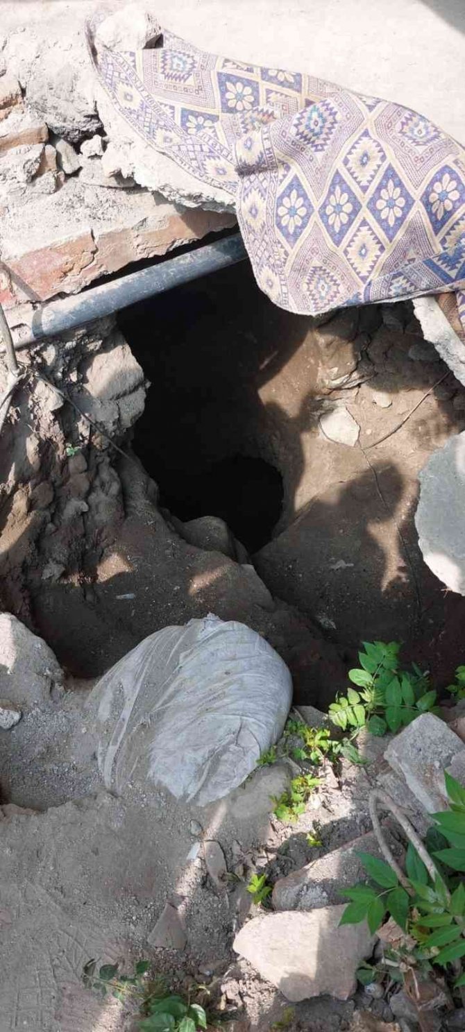 İ̇zmir’de Kaçak Kazı Yapılan İki Eve Polisten Baskın: 2 Gözaltı