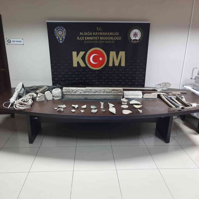 İ̇zmir’de Kaçak Kazı Yapılan İki Eve Polisten Baskın: 2 Gözaltı