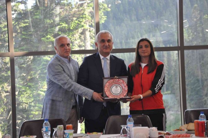 2. Lig’e Yükselen Kastamonu Gücü Kadın Futbol Takımı Yemekte Bir Araya Geldi