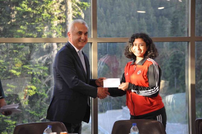 2. Lig’e Yükselen Kastamonu Gücü Kadın Futbol Takımı Yemekte Bir Araya Geldi