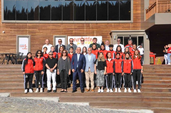 2. Lig’e Yükselen Kastamonu Gücü Kadın Futbol Takımı Yemekte Bir Araya Geldi