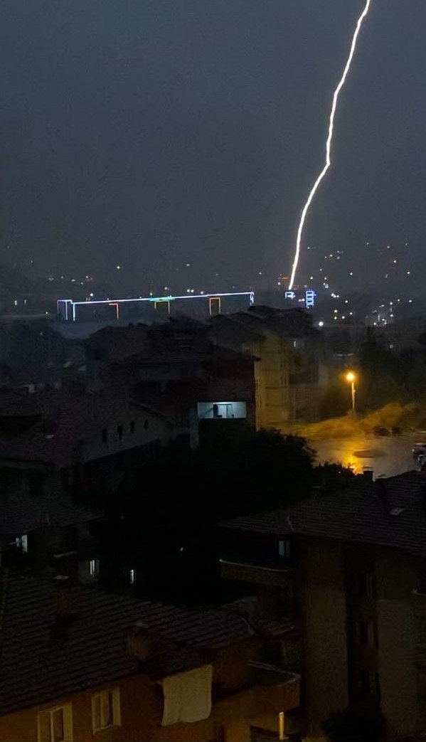 Yıldırım Düşme Anları Cep Telefonları İle Görüntülendi