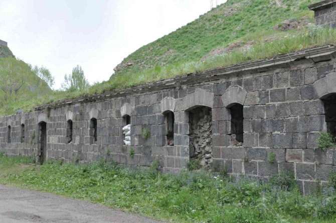 Kars Dereiçi’nde Bulunan Tarihi Hamam Yıkılıyor
