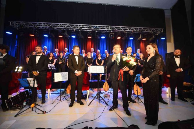 Türk Halk Müziği Konserine Yoğun İlgi