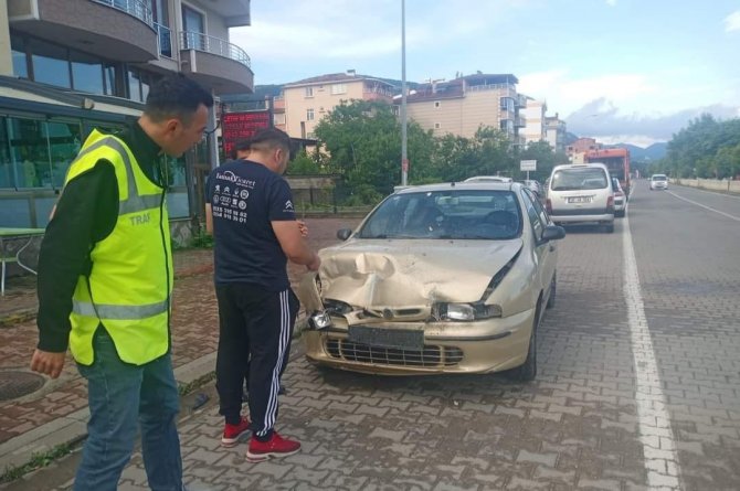 Yoldan Çıkan Araç, Önce İşaret Tabelasına Sonra Çöp Bidonlarına Çarptı