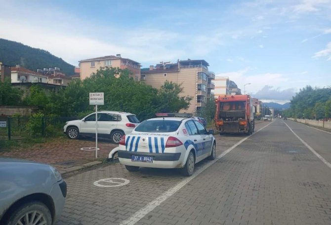 Yoldan Çıkan Araç, Önce İşaret Tabelasına Sonra Çöp Bidonlarına Çarptı