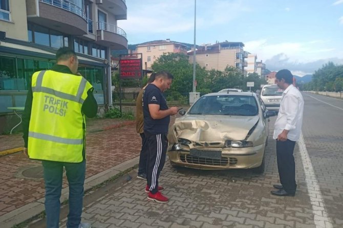 Yoldan Çıkan Araç, Önce İşaret Tabelasına Sonra Çöp Bidonlarına Çarptı