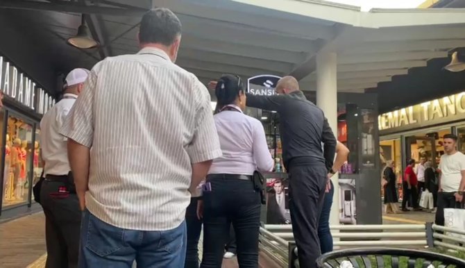 Kadın Mağazasında ’İ̇çeriyi Mi Gözetliyorsun’ Kavgası