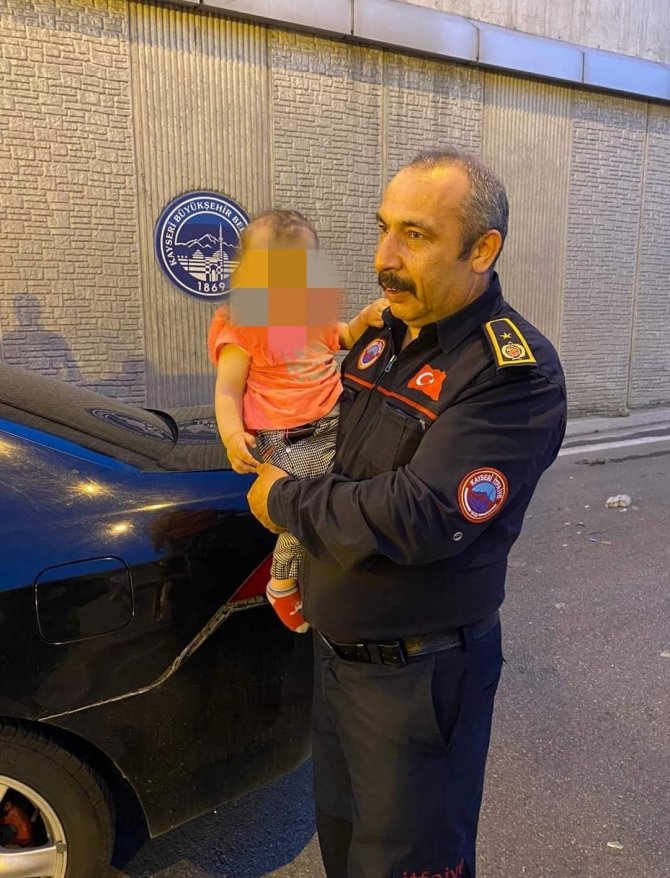 Kazada Sıkışan Vatandaşları İtfaiye Ekipleri Kurtardı