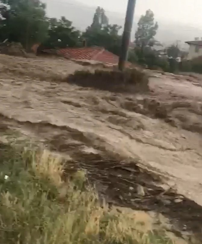 Sağanak Sele Döndü, Tarım Arazileri Zarar Gördü
