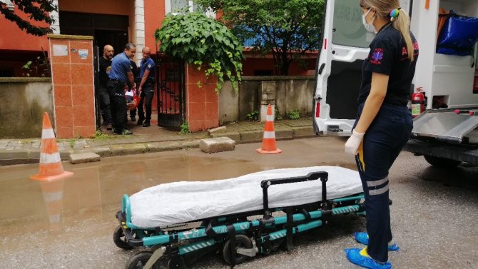 Yataktan Düşüp Yerden Kalkamayan Yaşlı Adamın Yardımına Ekipler Koştu